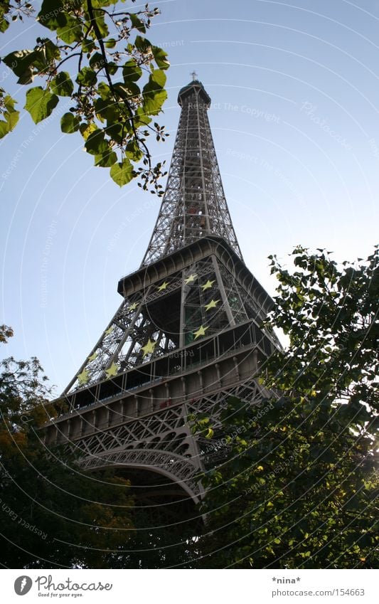 La Tour Eiffel. Tour d'Eiffel Paris Wahrzeichen Seine Denkmal Sonnentag Die Stadt der Liebe Treppe