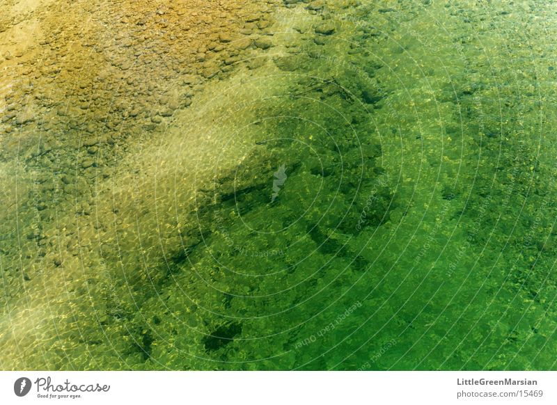 flussbett gelb grün Bach durchsichtig Wellen Fluss Wasser Klarheit Stein