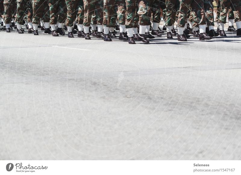 Marsch Karriere Team Mensch Menschenmenge Straße Schutz marschieren Militär Farbfoto Außenaufnahme Textfreiraum unten
