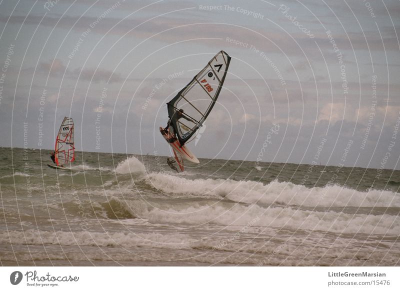 Windsurfer Wellen springen Surfer Sport Segel rauhe see fliegen