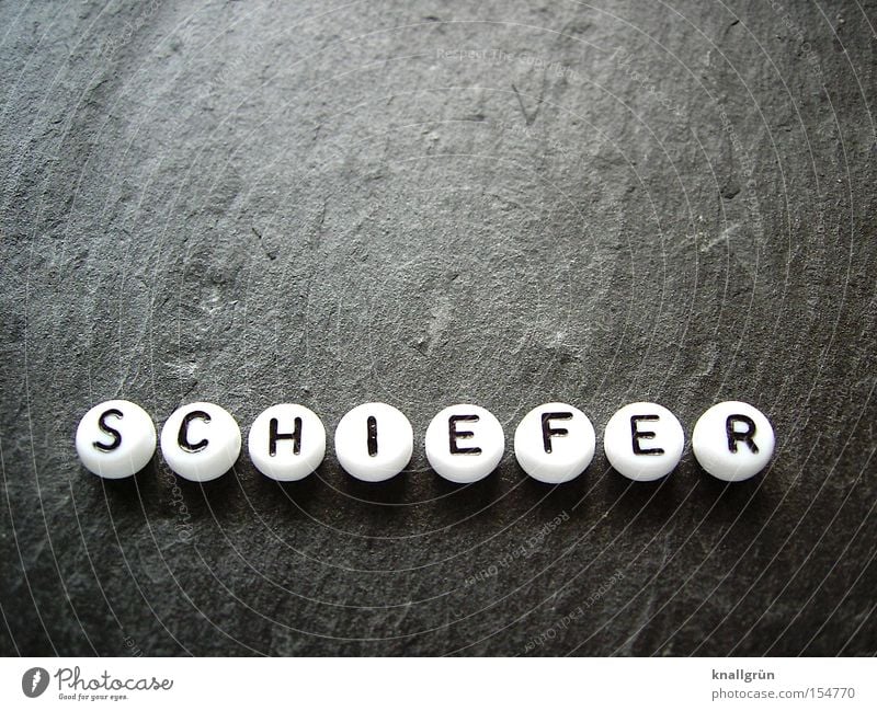 SCHIEFER Schiefer Material grau weiß schwarz Buchstaben rund obskur Naturschiefer