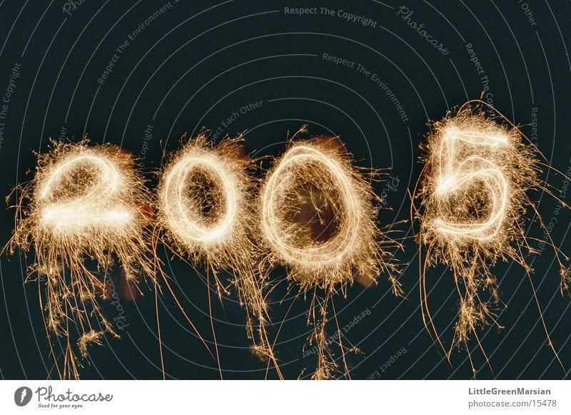 Frohes neues Jahr! Silvester u. Neujahr Wunderkerze sprühen Langzeitbelichtung Nacht Leuchtspur Ziffern & Zahlen 2004 - 2005 Funken Brand