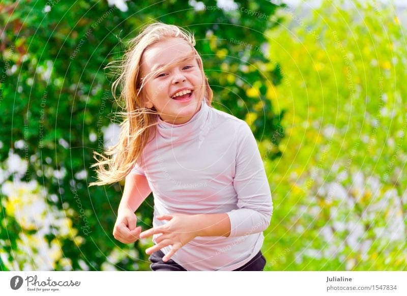 Nettes laufendes Mädchen am Sommer Lifestyle Erholung Freizeit & Hobby Spielen Tanzen Sport Kind Schulkind Frau Erwachsene Kindheit 3-8 Jahre 8-13 Jahre rennen