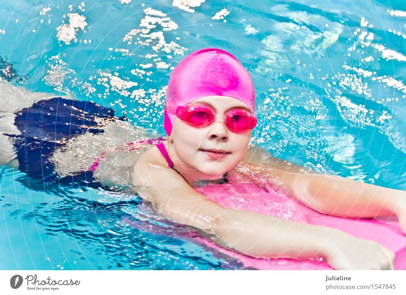 Nettes Mädchen im Swimmingpool Schwimmbad Sport Kind Schulkind Kindheit 3-8 Jahre 8-13 Jahre nass weiß Vorschulkind sechs 7 Kaukasier Europäer Wasser blenden