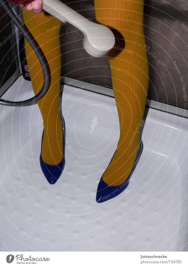 Schuhe putzen Frau Beine Strümpfe Strumpfhose Damenschuhe blau gelb Reinigen Dusche (Installation) Haushalt Dienstleistungsgewerbe ja-ich-bin-verrückt