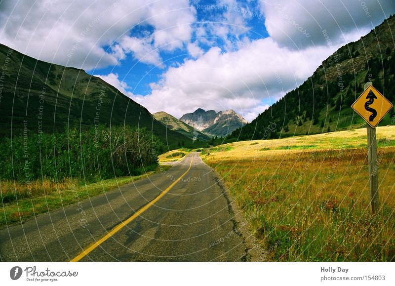 Der Weg ins Licht Straße Wege & Pfade Straßennamenschild Kurve Berge u. Gebirge Wolken Schatten Wiese Perspektive Alberta Kanada Verkehrswege
