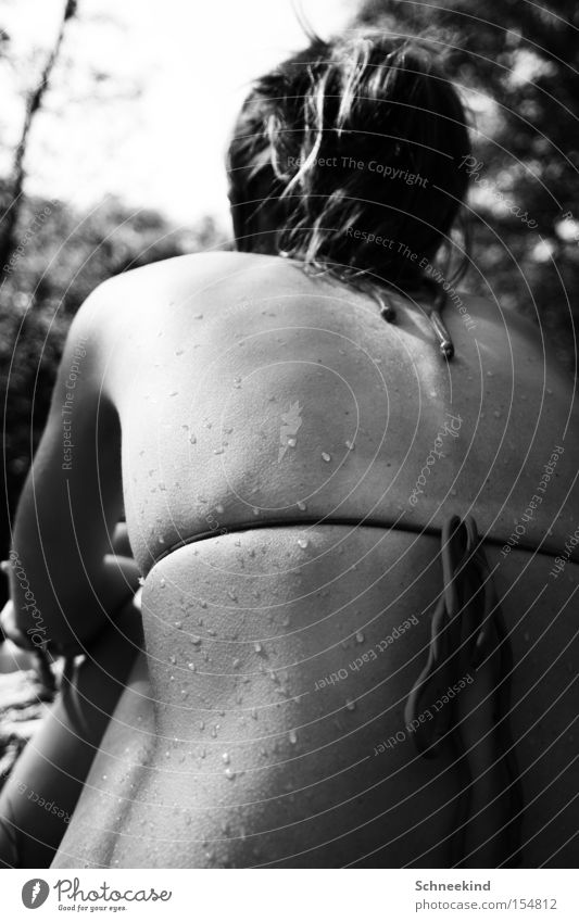 Auch ein schöner Rücken... Schwimmen & Baden Frau Wassertropfen Tropfen Bikini Schleife Schwarzweißfoto Dame trocknen Sonne Sonnenbad Wirbelsäule dünn