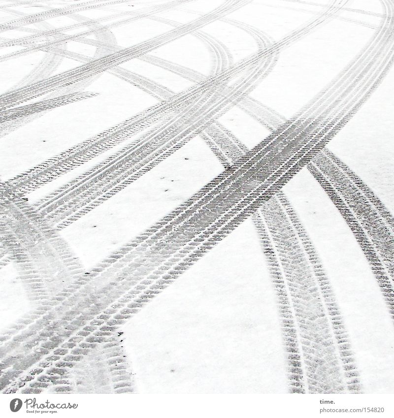 Beutewege (II) Winter Schnee Verkehr Verkehrswege Straße Fährte einzigartig nass grau weiß Reifenspuren Eindruck parallel kreuzen Asphalt Suche finden