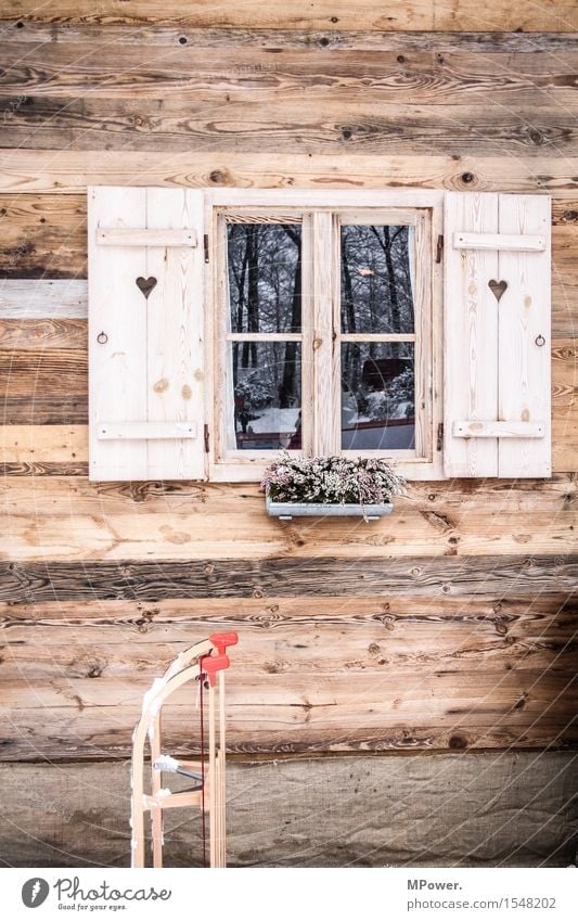 auf der hütte Haus Hütte alt Alm Schlitten Holzhaus Fenster Fensterladen Herz rustikal Winterurlaub Österreich Schnee Farbfoto Außenaufnahme Menschenleer