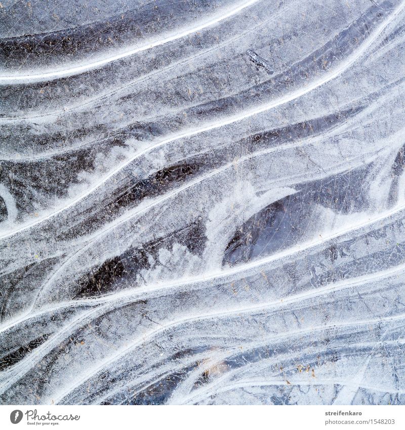 Eiststrukturen in gefrorenem Wasser Umwelt Natur Urelemente Winter Frost Schnee Wellen Teich See Pfütze Eisfläche Linie frieren ästhetisch fest kalt bizarr