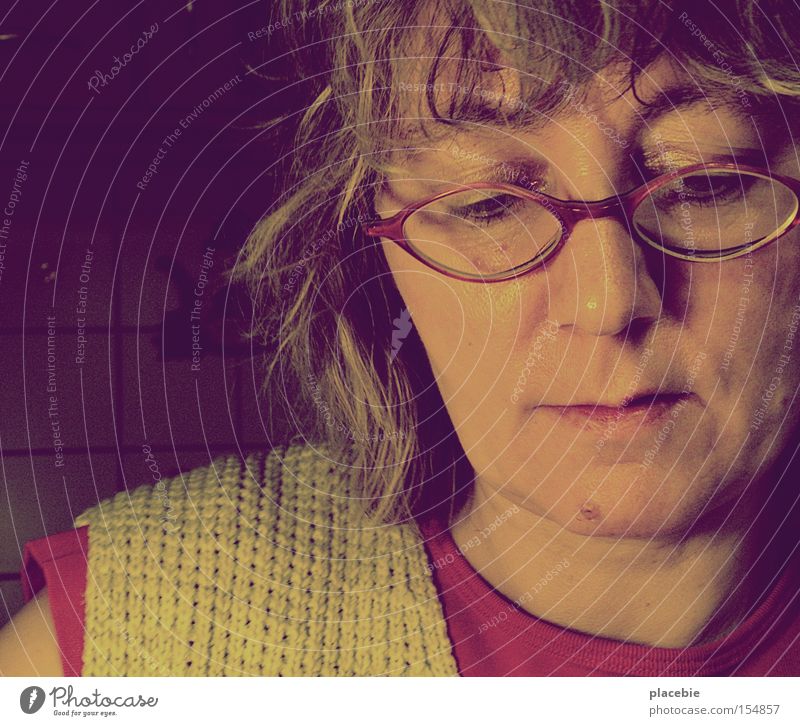 Wenns Mutti nicht warm macht, ess ichs halt kalt! Häusliches Leben Mensch Frau Erwachsene Gesicht 1 45-60 Jahre Bekleidung T-Shirt Brille Haare & Frisuren