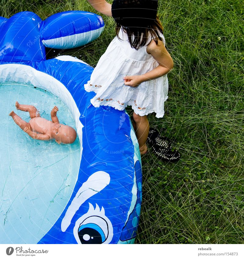"Das Kind ist in den Brunnen gefallen" Freude Haare & Frisuren Spielen Ferien & Urlaub & Reisen Sommer Schwimmbad Mensch Mädchen Haut Arme 1 3-8 Jahre Kindheit
