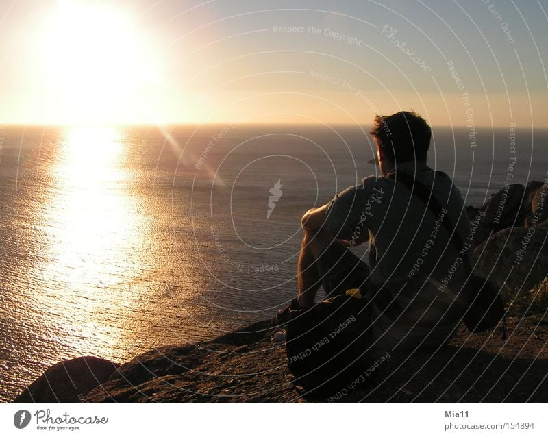 Am Ende der Welt Spanien Meer Sonne Sonnenuntergang Felsen Mensch Mann beobachten Wasser Licht Klippe Abend Dämmerung Sommer Himmelskörper & Weltall