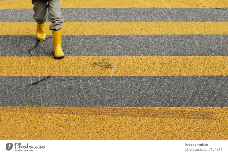 Sicherheit im Strassenverkehr Fußgängerübergang Zebrastreifen gelb Straße Verkehr gehen Überqueren Stiefel Kind Verkehrssicherheit Junge Schüler Kindergärtnerin