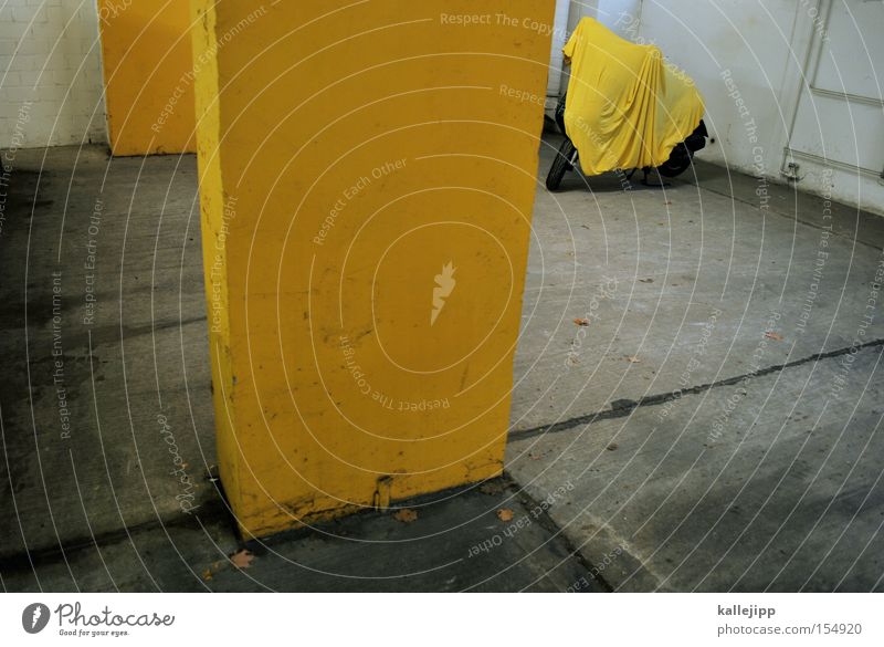 sommerträume Motorrad Kleinmotorrad Güterverkehr & Logistik Schneelandschaft Tuch gelb verdeckt Farbe Farbstoff Klima Parkplatz Parkhaus nachhaltig