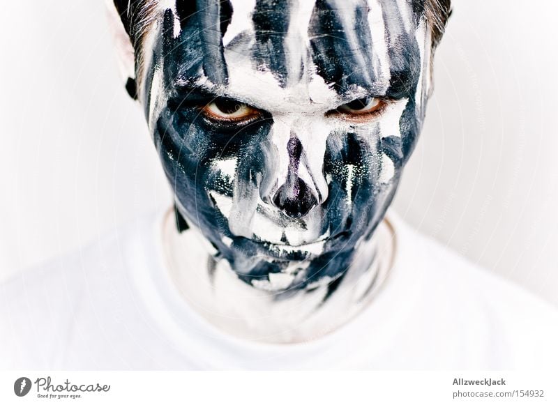 Schmutzfink gruselig Zombie Zebra Mann Schminke Clown Gesicht Schminken verkleiden Karneval Halloween böse dreckig Wut Ärger anmalen Theaterschauspiel
