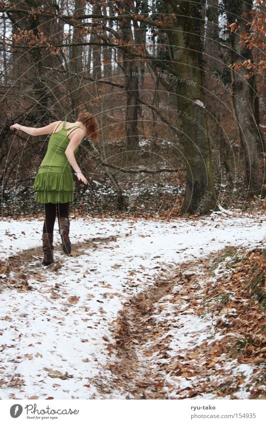 I feel so good... Wald Winter Blatt kalt Baum Frau Kleid grün frieren Fee Elfe bezaubernd schön weiß Jugendliche