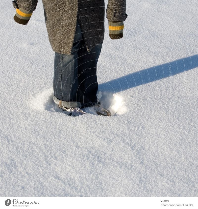 Im Schnee stehen Winter Oberfläche Schatten Kreis Ring Stoff Schneeflocke Schuhe rund Freude