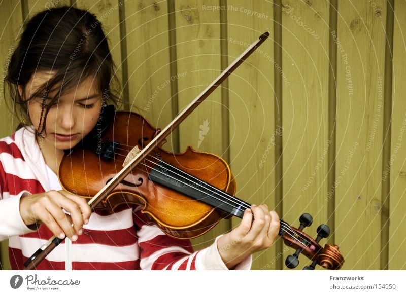 Kontrabass. Geige Streichinstrumente Geigenbogen Musik Klassik Mädchen musizieren üben Bildung Konzert Seite Musikinstrument Musiknoten Muster