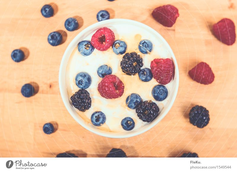 Beeriges Frühstück Lebensmittel Joghurt Milcherzeugnisse Frucht Dessert Ernährung Bioprodukte Vegetarische Ernährung Diät Schalen & Schüsseln frisch Gesundheit