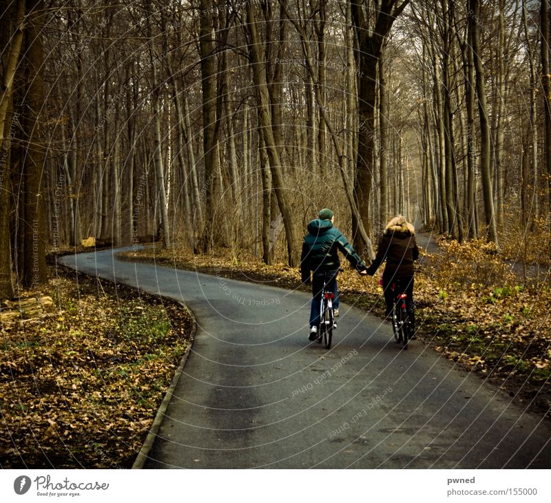 YEAH KIIIITSCH Fahrrad Hand in Hand Wald Jugendliche Blatt Winter Romantik Liebe pärche