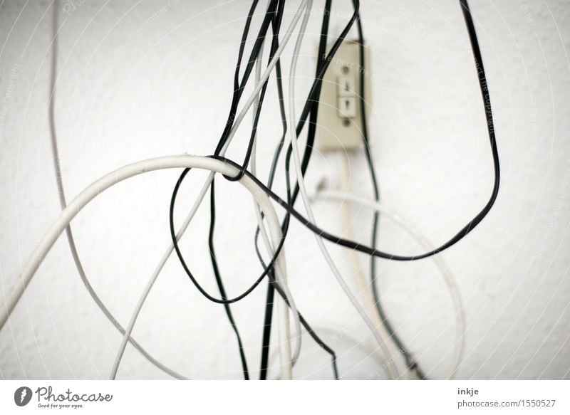 Kabelsalat Technik & Technologie hängen unordentlich chaotisch durcheinander schwarz weiß wickeln Vor hellem Hintergrund Elektrizität Farbfoto Gedeckte Farben