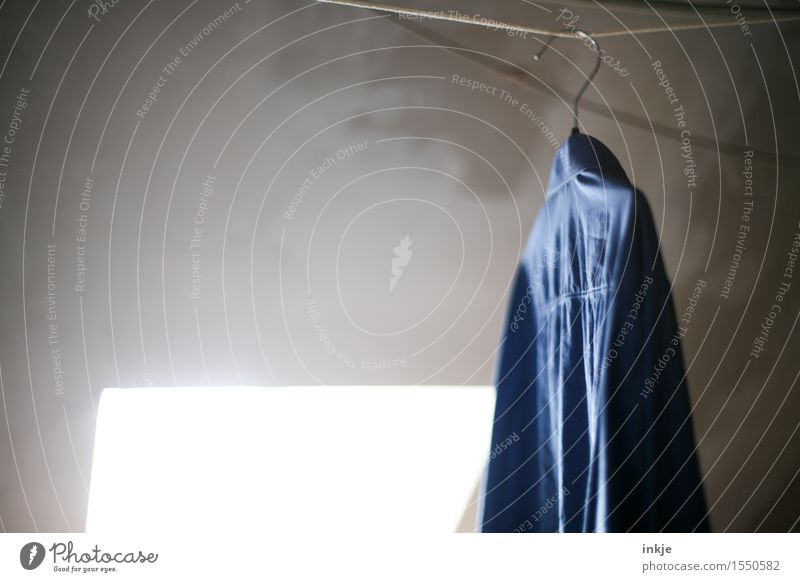 rumhängen Lifestyle Häusliches Leben Dachboden Hemd jeansblau Jeanshemd Kleiderbügel Wäscheleine Sauberkeit trocken trocknen rückwärts hinten Wegsehen Farbfoto