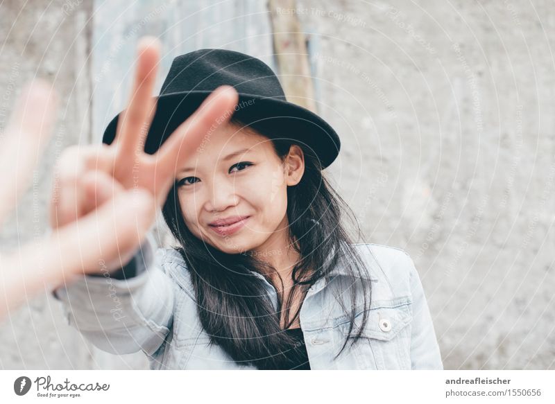 Peace 01 feminin Junge Frau Jugendliche Leben Mensch 13-18 Jahre 18-30 Jahre Erwachsene Hut schwarzhaarig langhaarig Blick Glück Zufriedenheit selbstbewußt