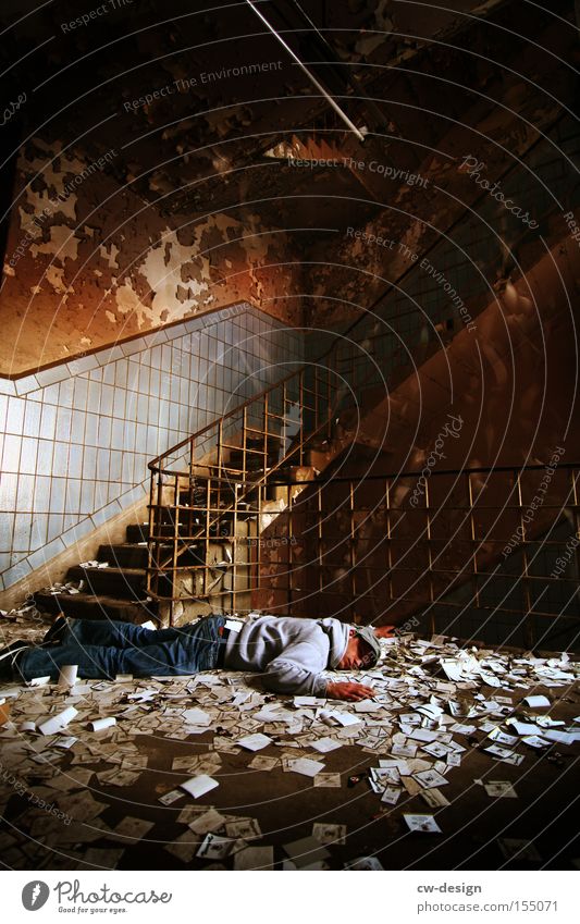 550th - CHILLEN Erholung liegen träumen Treppenhaus Bodenbelag schlafen Langeweile Schlafmangel ausgebrannt alt verfallen chaotisch Unfall Flur Schwäche
