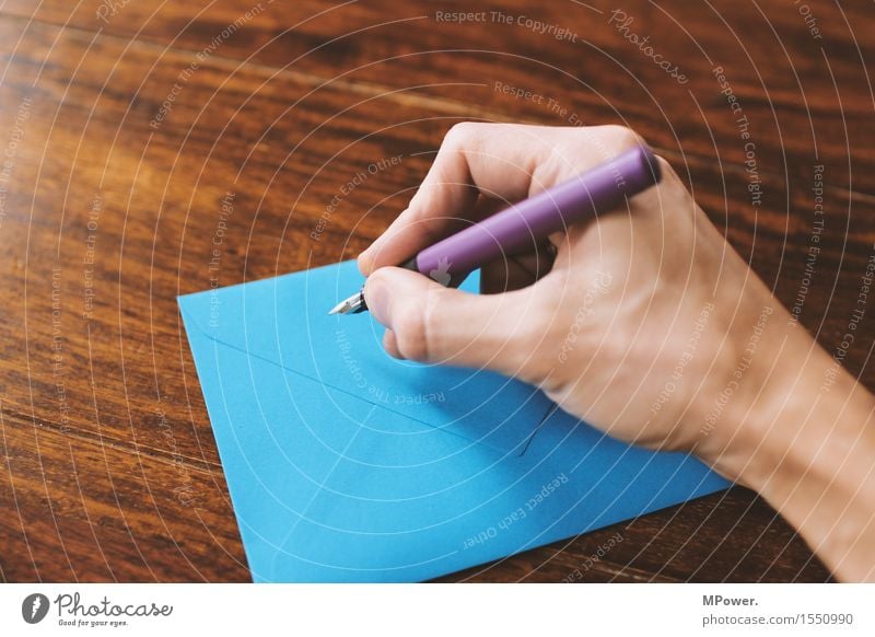 absender nicht vergessen Holz dünn Brief schreiben Hand Handschrift Absender Post Postkarte Tisch Liebesbrief blau Füllfederhalter Schreibstift Kommunizieren