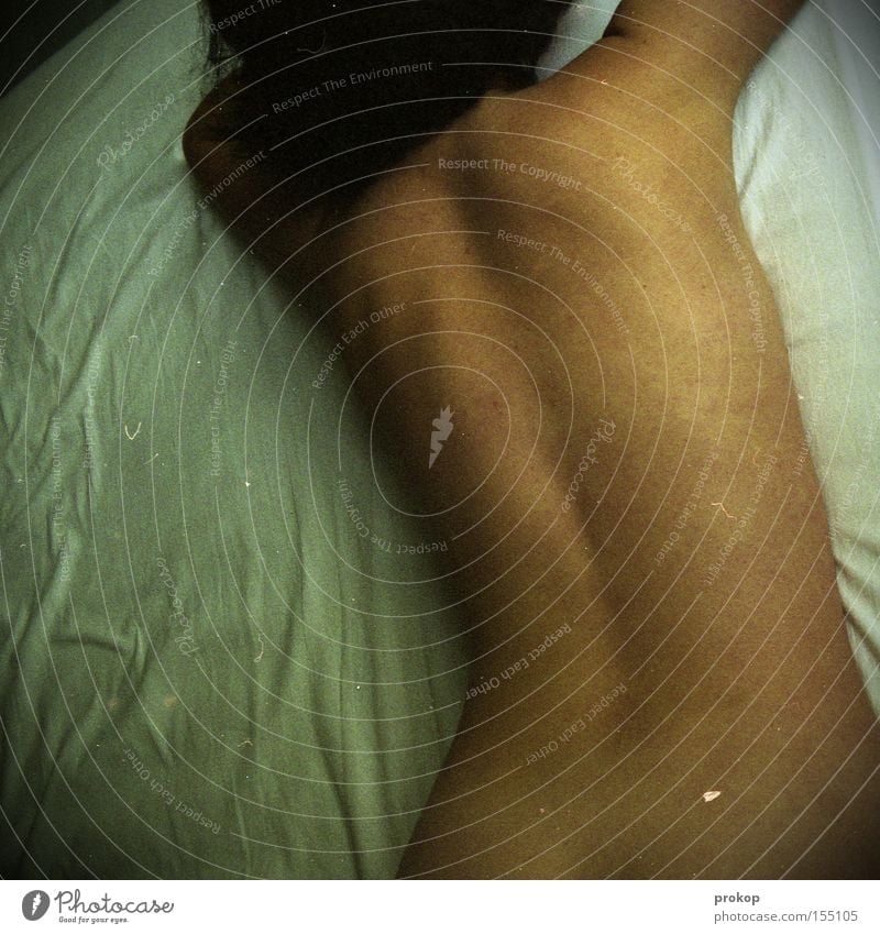 Skinografie Frau Körper Akt nackt Rücken Haare & Frisuren Bett liegen Bettlaken Hinterteil Gesäß Arme klassisch ruhig schlafen analog Weiblicher Akt