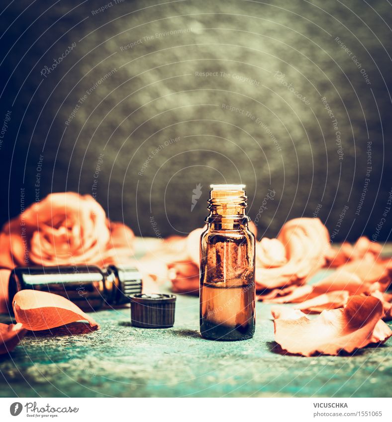 Ätherisches Öl in der Flasche mit Rosenblättern Design Alternativmedizin Wellness Wohlgefühl Sinnesorgane Erholung Meditation Duft Kur Spa Massage Tisch Natur