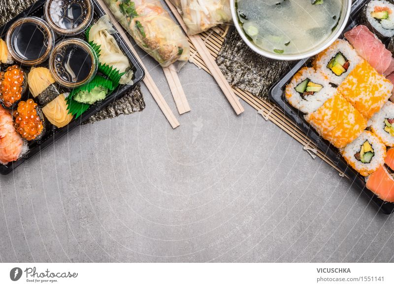 Sushi Menü mit Sommerrollen und Miso-Suppe Lebensmittel Fisch Getreide Ernährung Mittagessen Büffet Brunch Festessen Bioprodukte Vegetarische Ernährung