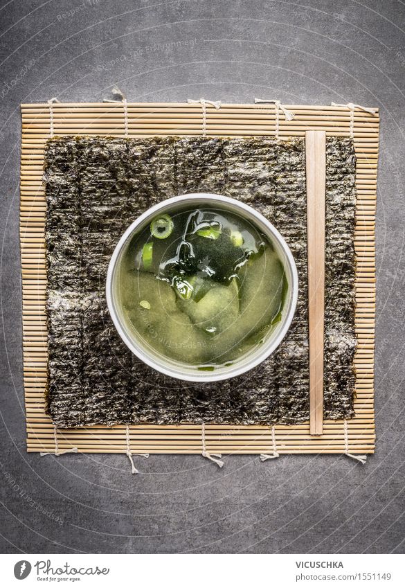 Miso -Suppe auf grauem Stein Hintergrund Lebensmittel Gemüse Ernährung Mittagessen Abendessen Büffet Brunch Festessen Bioprodukte Vegetarische Ernährung Diät