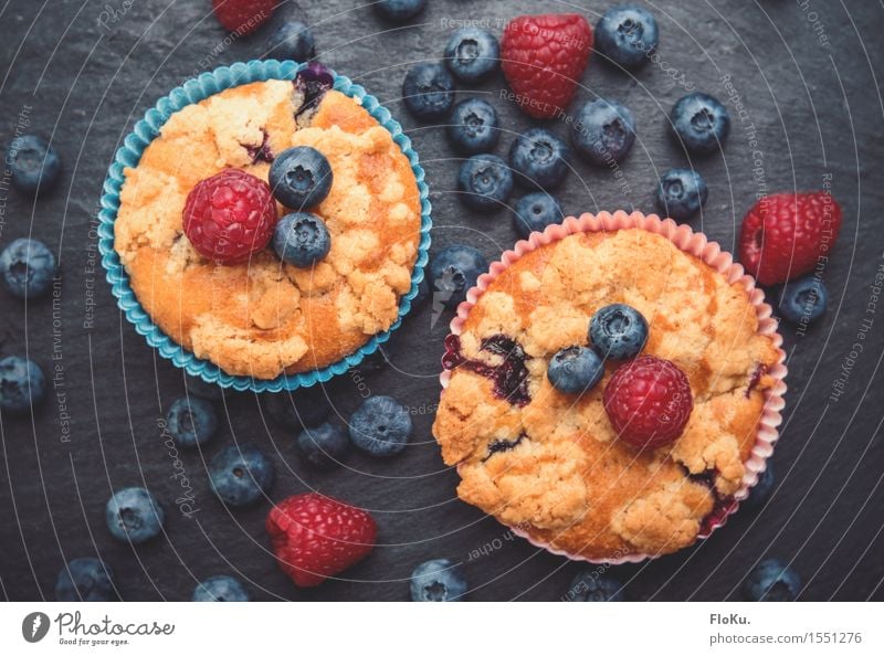 Beeren-Muffins Lebensmittel Frucht Teigwaren Backwaren Kuchen Dessert Ernährung Kaffeetrinken Fingerfood lecker süß blau gelb rot Blaubeeren Himbeeren Schiefer