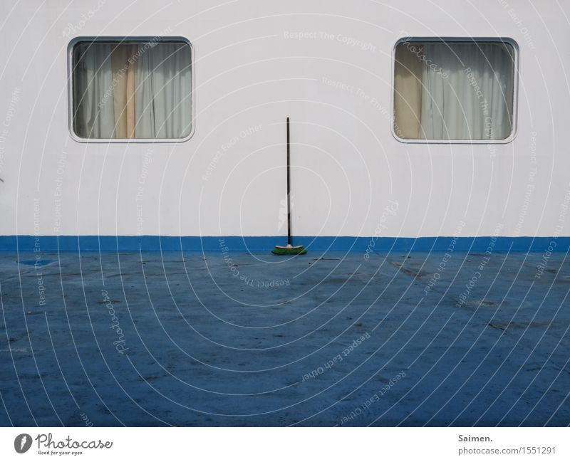 Initiierte Gesichtserkennung Zeichen Blick Fenster Besen Wasserfahrzeug Gardine Schiffsdeck gestellt assoziativ Freundlichkeit graphisch blau weiß Reinigen