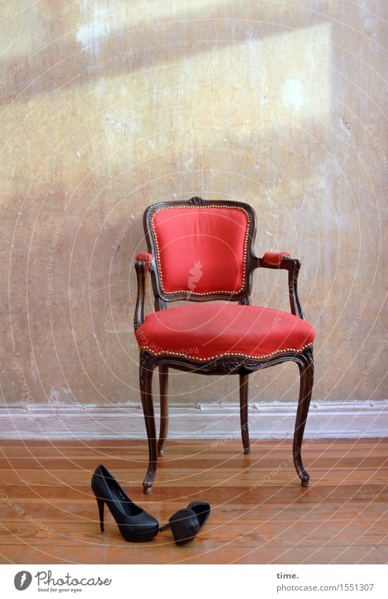 Nebenrollen Häusliches Leben Innenarchitektur Sessel Stuhl Raum Mauer Wand Holzfußboden Schuhe Damenschuhe liegen stehen ästhetisch elegant Erotik trashig