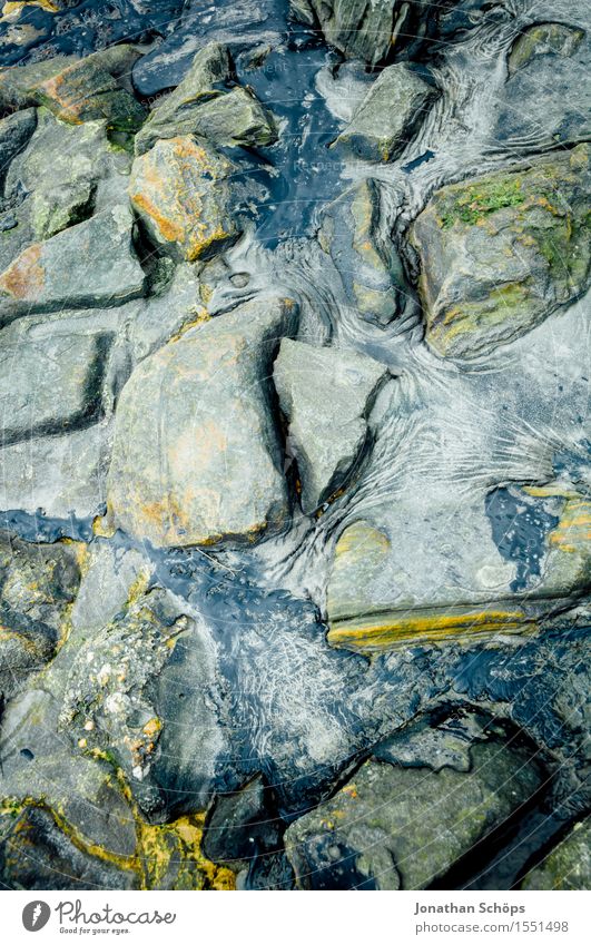 Norddeich VII Umwelt Natur schlechtes Wetter Traurigkeit Sorge hart Stein Felsen blau grau Damm Nordsee Muster Strukturen & Formen trist wild Detailaufnahme