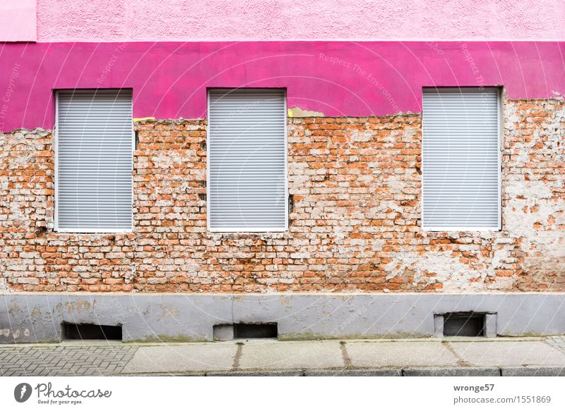 Experiment | Fehlschlag Menschenleer Haus Wohnhaus Mauer Wand Fassade Fenster alt Stadt braun mehrfarbig grau violett rosa Beginn Farbe Fortschritt Rollladen