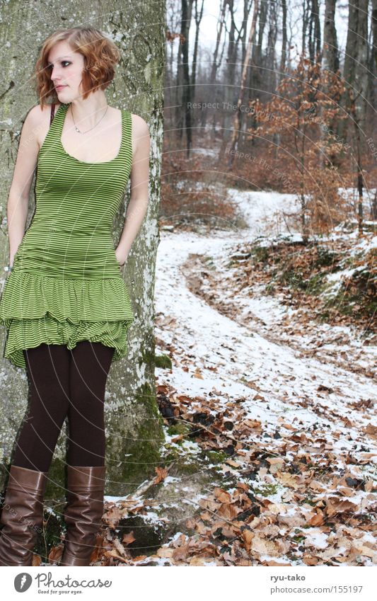 Die mit dem grünen Kleid Frau Winter Schnee Wald kalt Blatt Baum Stiefel Wege & Pfade anlehnen warten Denken Elfe Fee
