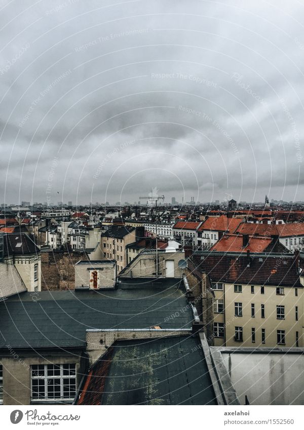 Über den Dächern von Berlin Neukölln Klunkerkranich Wolken Gewitterwolken Deutschland Stadt Hauptstadt Stadtzentrum Stadtrand Altstadt Skyline Haus Architektur