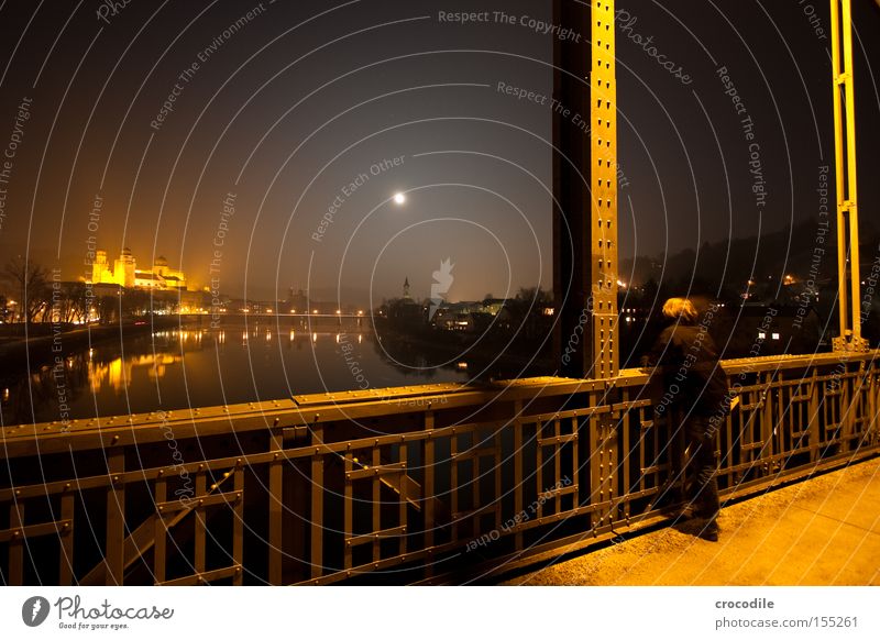 einsamer beobachter Einsamkeit Dom Passau Brücke Stahl Mond Inn Fluss Nacht dunkel orange Straße Licht Aussicht Mann Langzeitbelichtung schön