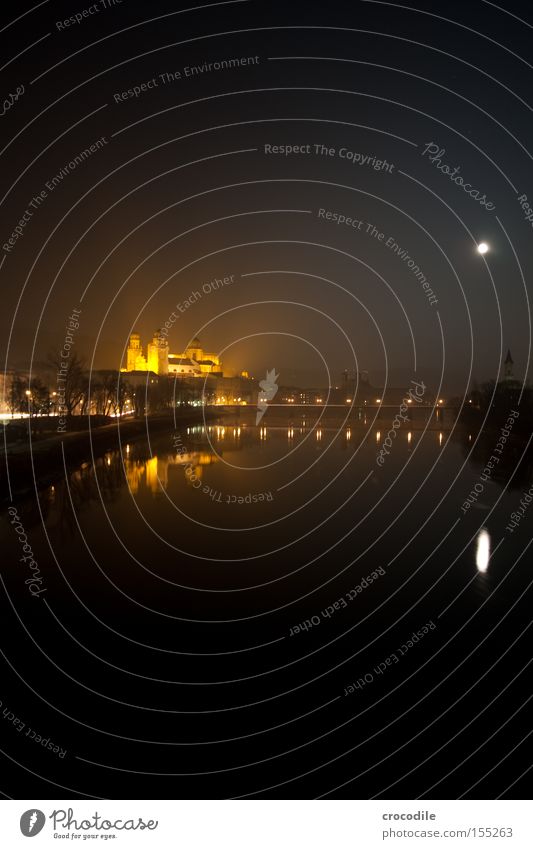 Innside Passau Donau Brücke Mond Dom Kirche Beleuchtung Fluss Nacht dunkel Gotteshäuser Langzeitbelichtung Frieden