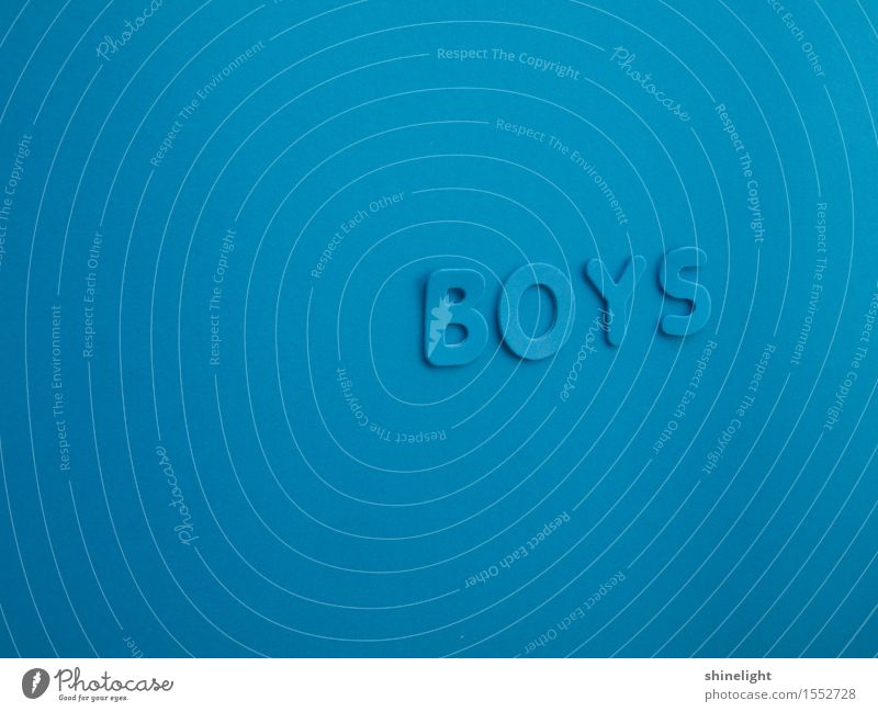 boys Junge Junger Mann Jugendliche Schriftzeichen blau Freundschaft Boy Boys Farbfoto Textfreiraum links Textfreiraum oben Textfreiraum unten