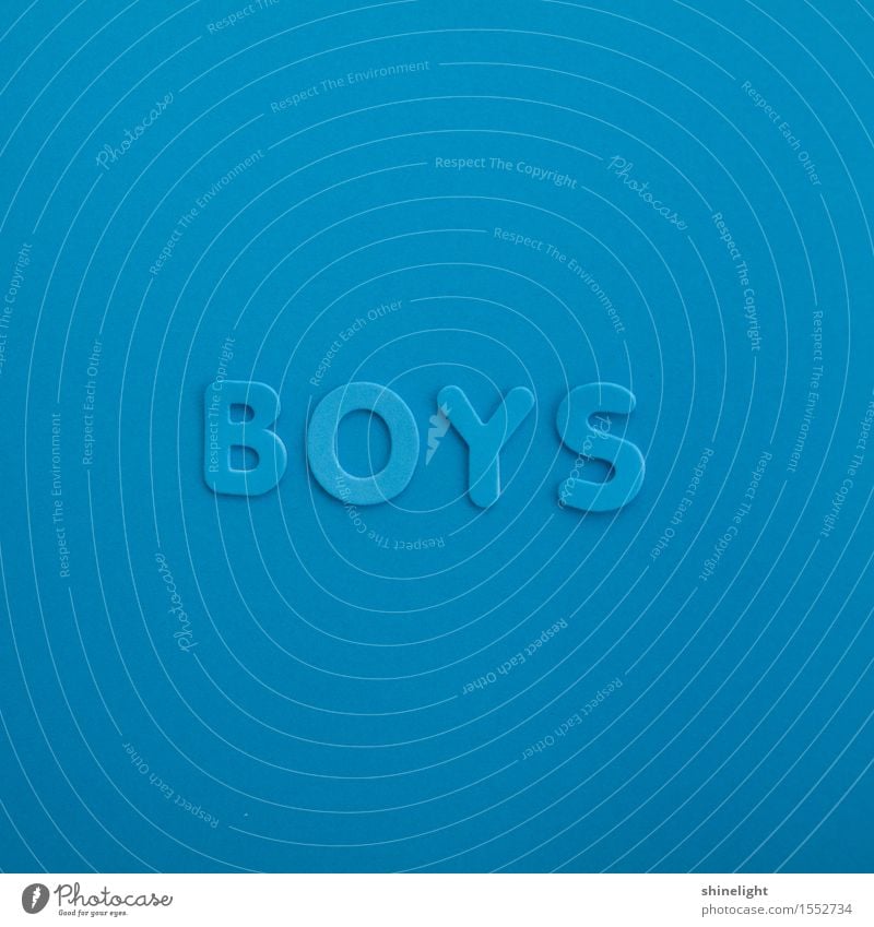boys Junge Junger Mann Jugendliche Schriftzeichen blau Freundschaft Boys Farbfoto Textfreiraum oben Textfreiraum unten