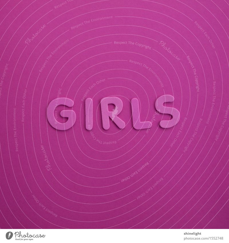 girls Mädchen Junge Frau Jugendliche Schriftzeichen rosa Freundschaft Farbfoto Textfreiraum oben Textfreiraum unten