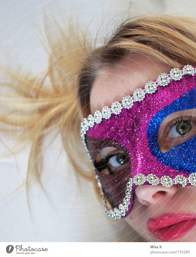 Spielerei Farbfoto mehrfarbig Innenaufnahme Detailaufnahme Blick in die Kamera Haare & Frisuren Gesicht Lippenstift Spielen Karneval Frau Erwachsene 18-30 Jahre