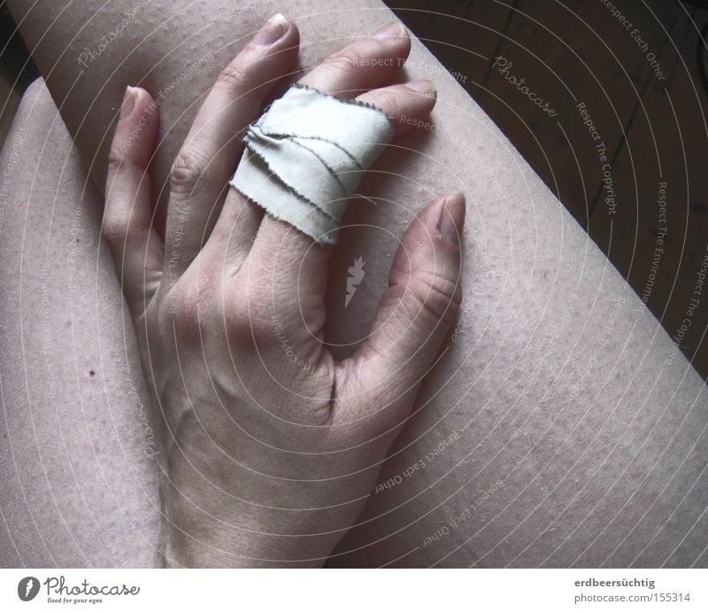verletzt Gesundheit Erholung Hand Finger Beine kalt Schmerz Schwäche verwundbar bleich Heftpflaster Gedeckte Farben Gänsehaut Nackte Haut Verband Wunde