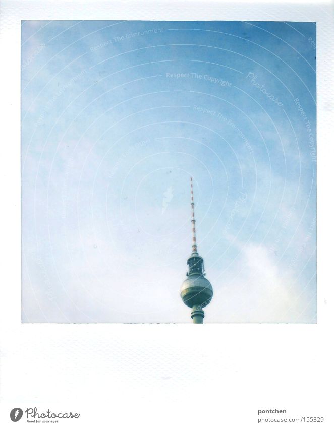 Polaroid berlin Fernsehturm oberer Teil. Bewölkter Himmel Farbfoto Außenaufnahme Menschenleer Textfreiraum links Textfreiraum rechts Textfreiraum oben
