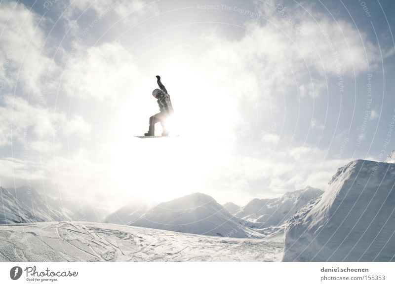 im Licht (Teil 1) Winter Wintersport Freude Wolken Berge u. Gebirge Schnee Aktion Snowboarder Snowboarding hoch weit Schanze Funpark Wintersonne Gegenlicht